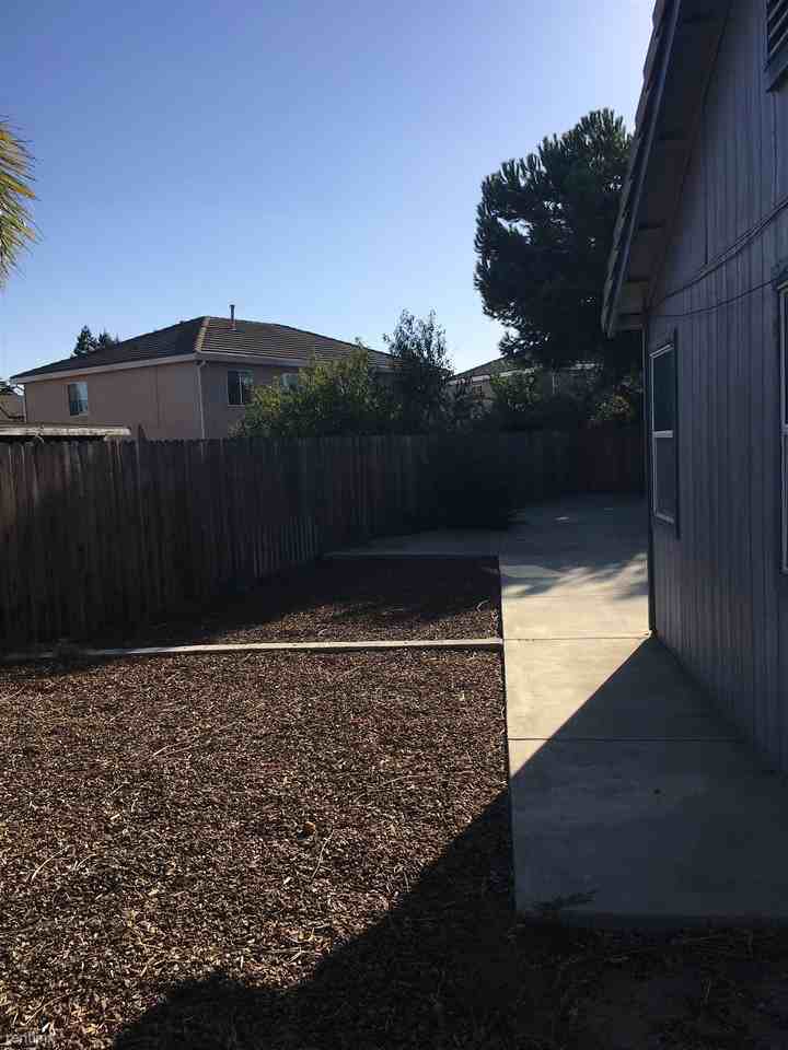 1755 Whiting Ct - Photo 3 of 11