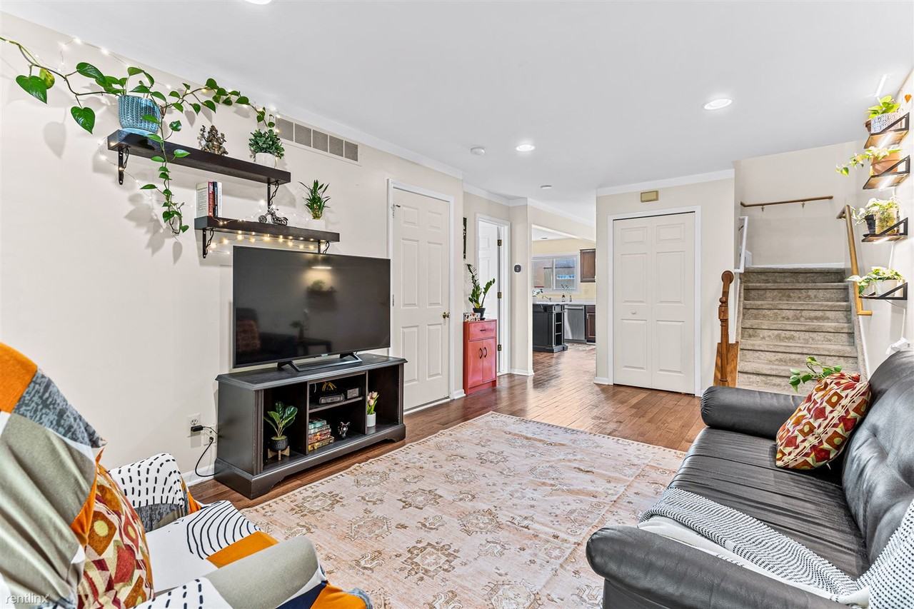 456 Oakgrove Ct - Photo 3 of 22