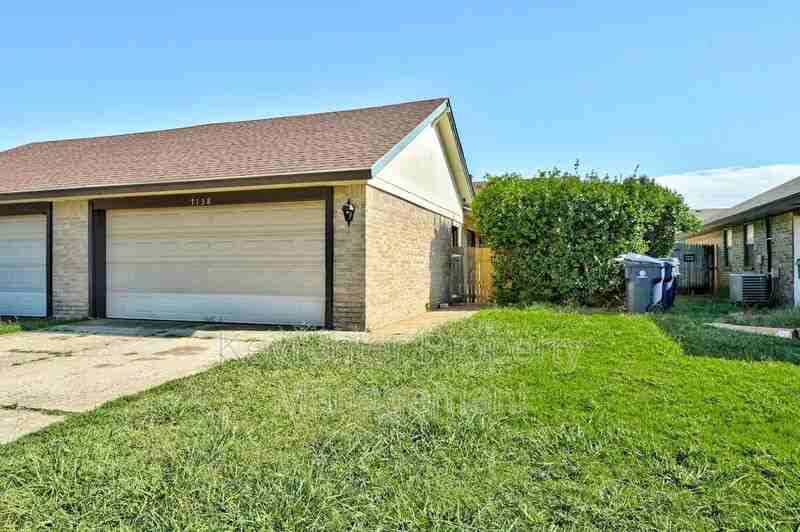 7138 Nw 116th St - Photo 3 of 32