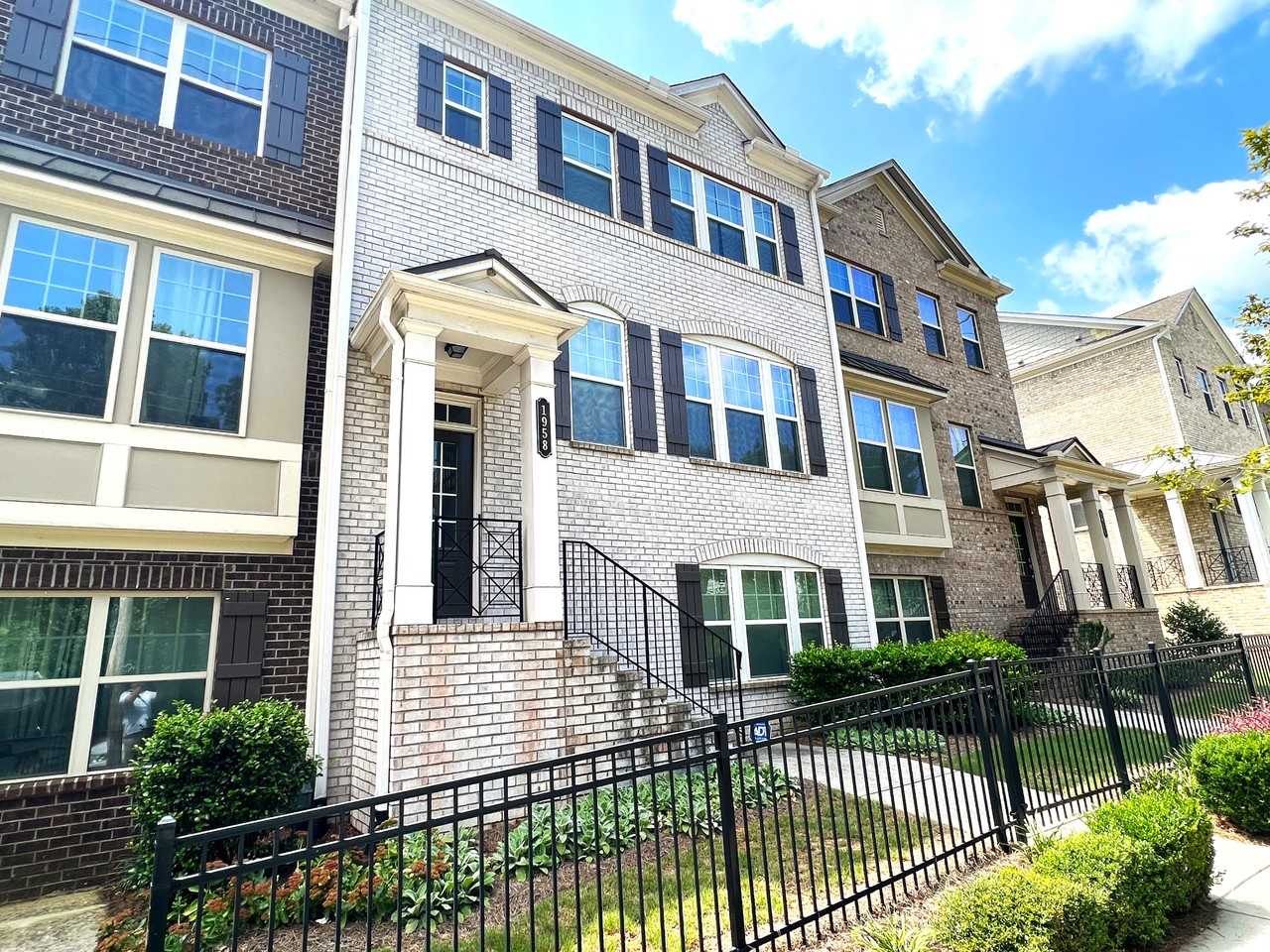 1958 Bainbridge Ln - Photo 3 of 45