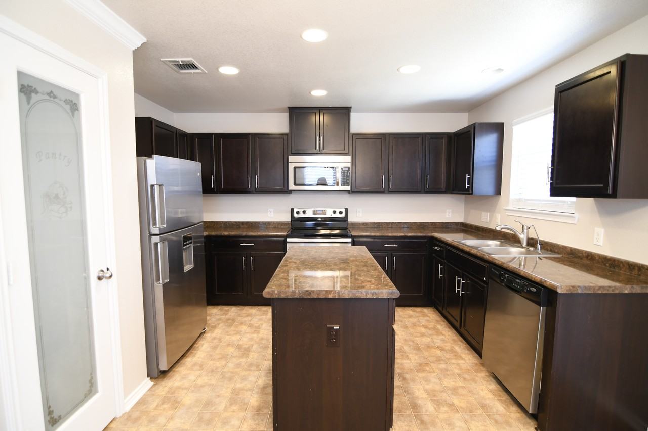 1103 Lonesome Oak Dr - Photo 4 of 30