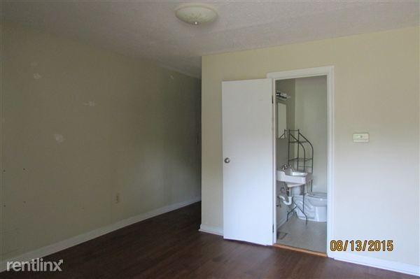 204 Oak St - Photo 2 of 10