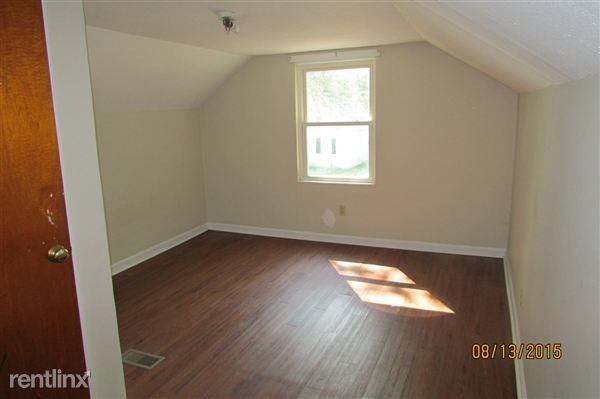 204 Oak St - Photo 3 of 10