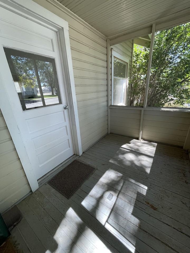 1117 Robertson Ave #1 - Photo 3 of 10