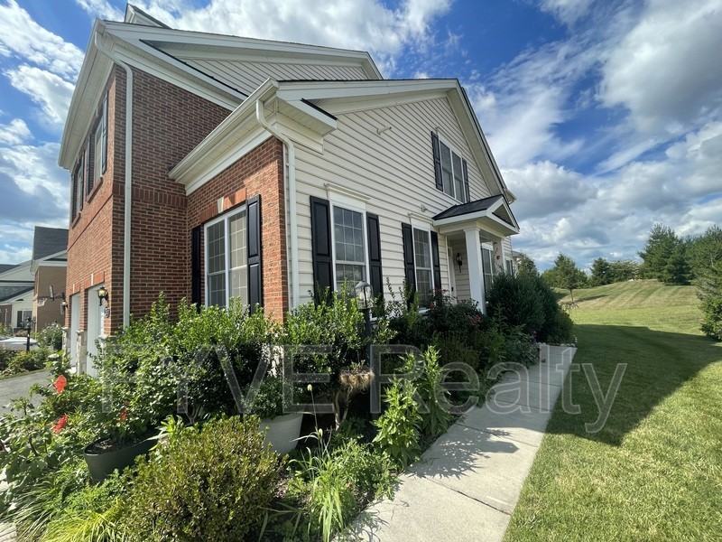 23375 Longollen Woods Ter - Photo 2 of 34