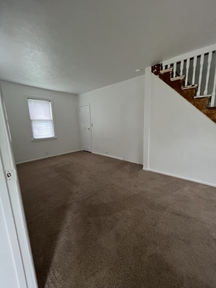 304 W Broadway St #NA - Photo 2 of 8