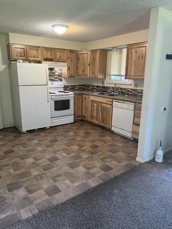 1217 Redwood Dr - Photo 2 of 12