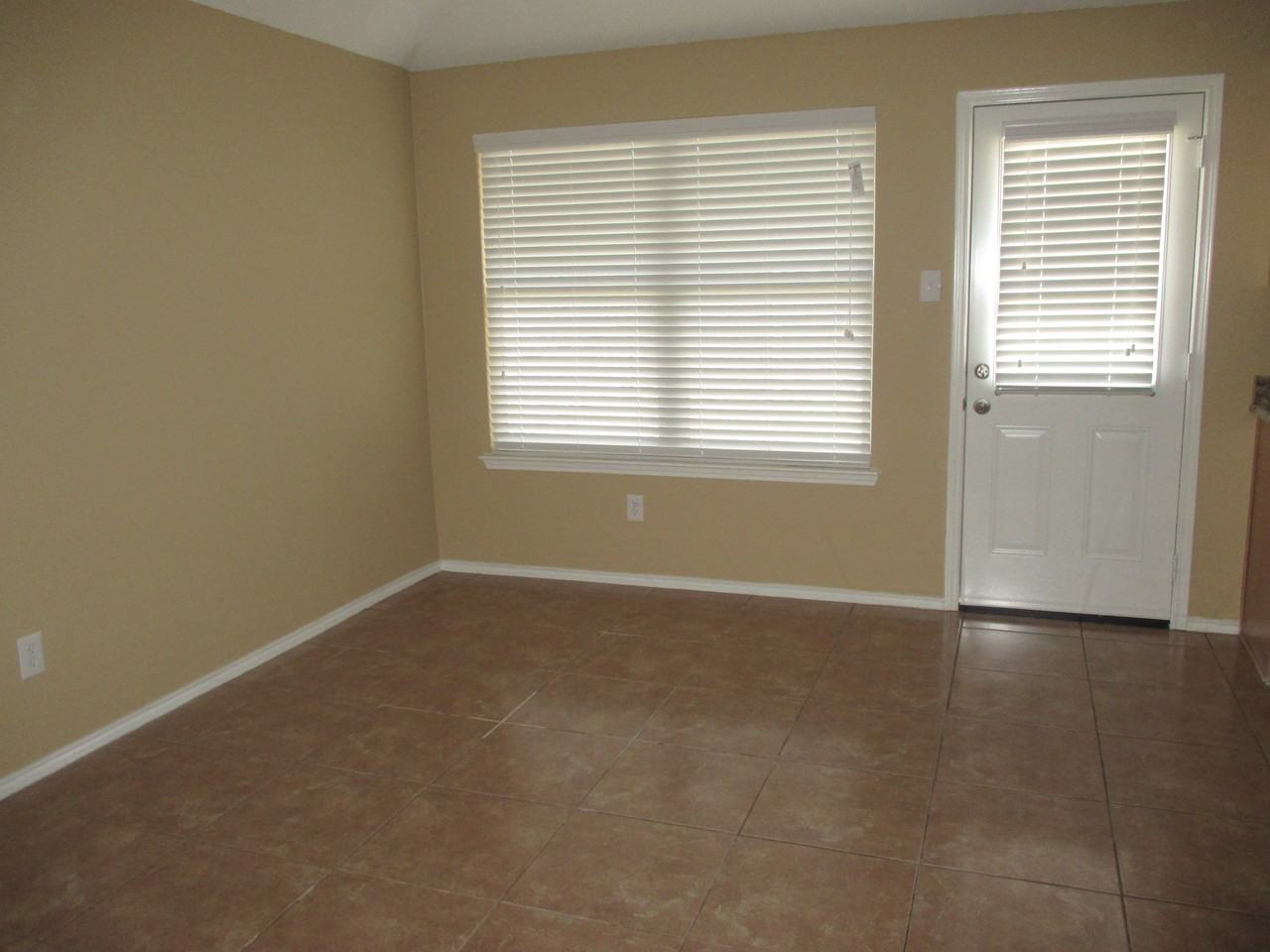 613 Flagstaff Dr - Photo 3 of 12