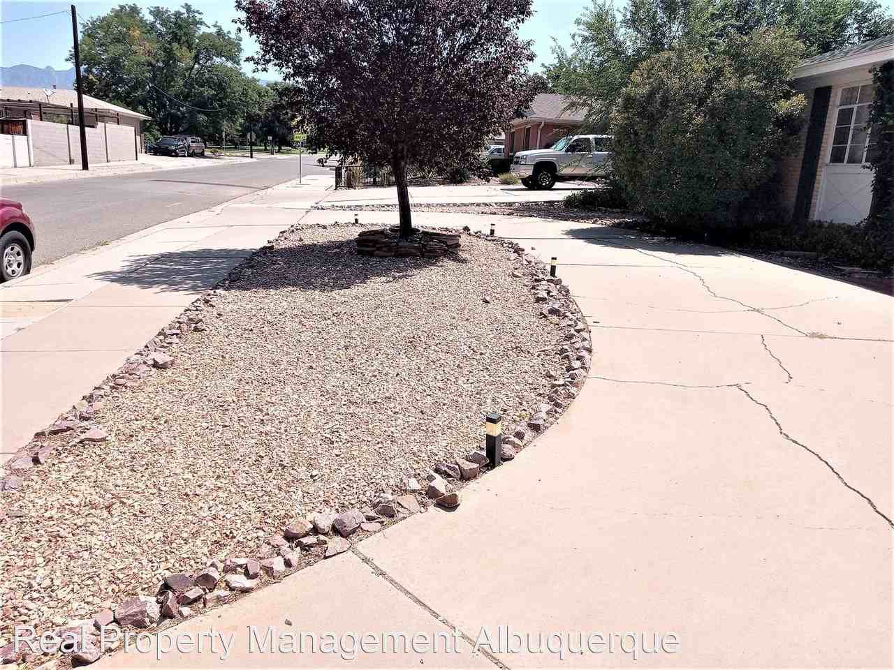 7308 Bellrose Ave Ne - Photo 2 of 24