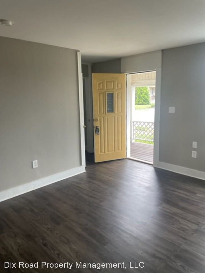 12 S Broadway St - Photo 2 of 27