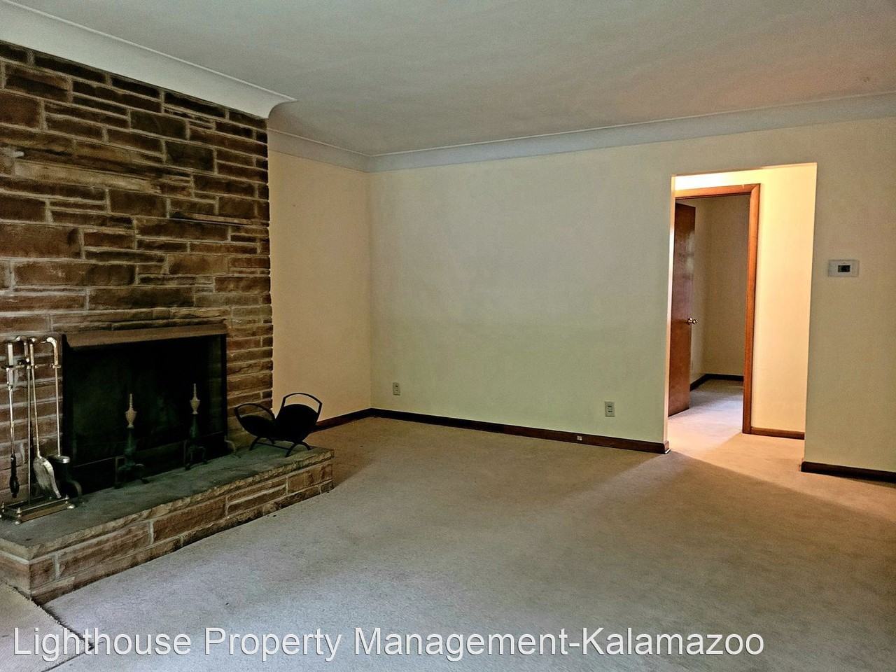 Two Bedroom Duplex in Kalamazoo - Photo 2 of 11