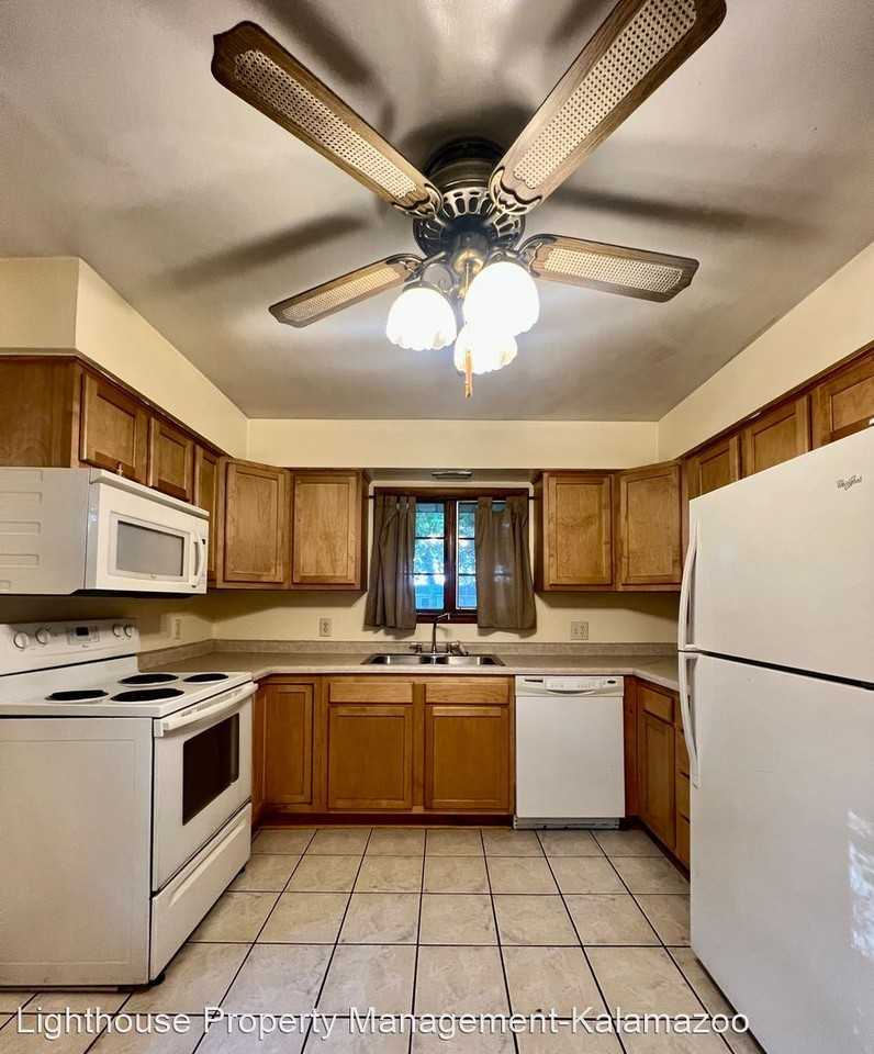 Two Bedroom Duplex in Kalamazoo - Photo 3 of 11