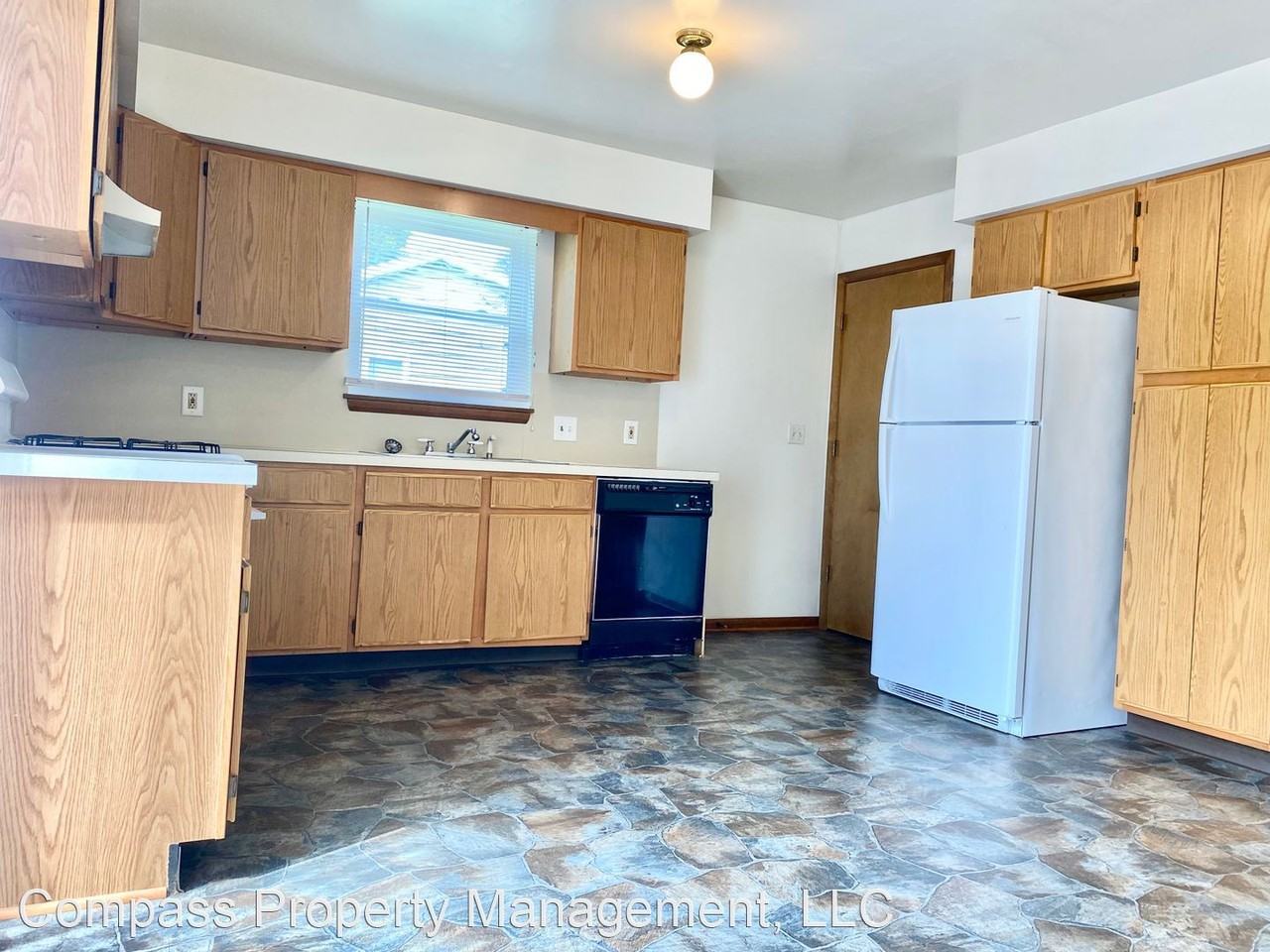 1210 Drexel Ct Ne - Photo 2 of 10