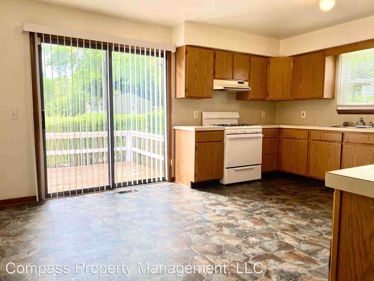 1210 Drexel Ct Ne - Photo 3 of 10