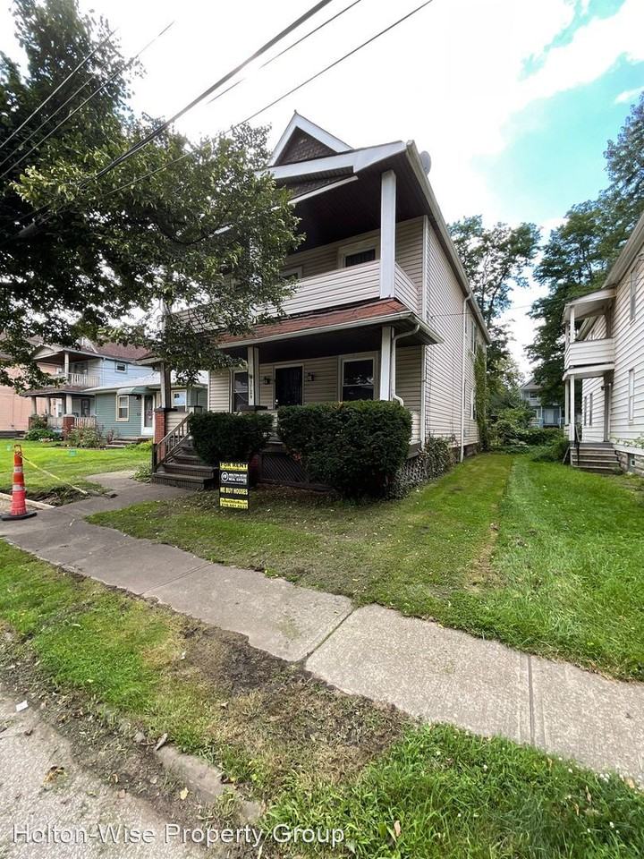 3724 West 13th Street - Photo 2 of 18