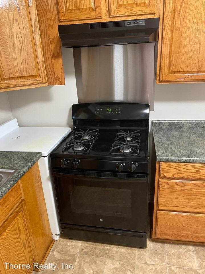 1809 Bedford Rd - Photo 3 of 12