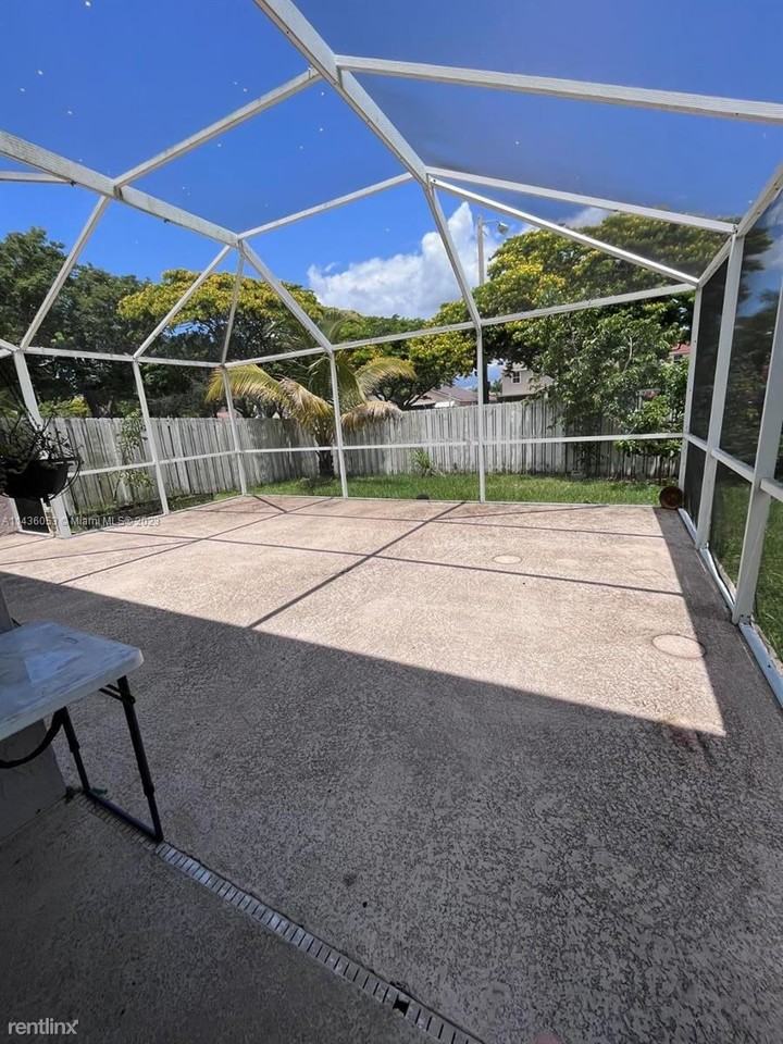 19257 NW 14th St - Photo 2 of 6