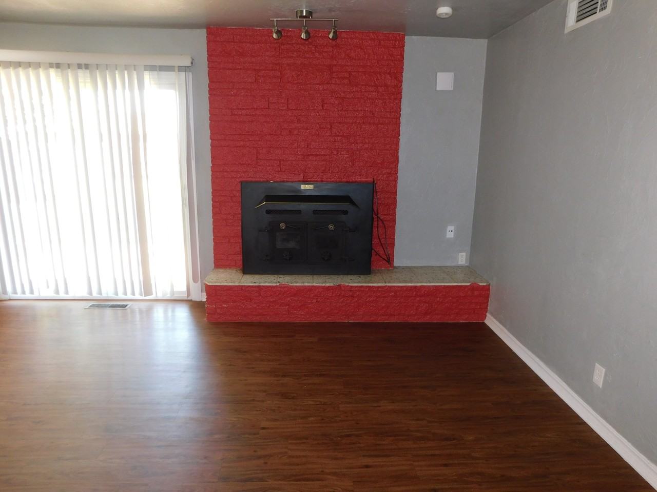 708 Ne 83rd St - Photo 3 of 10