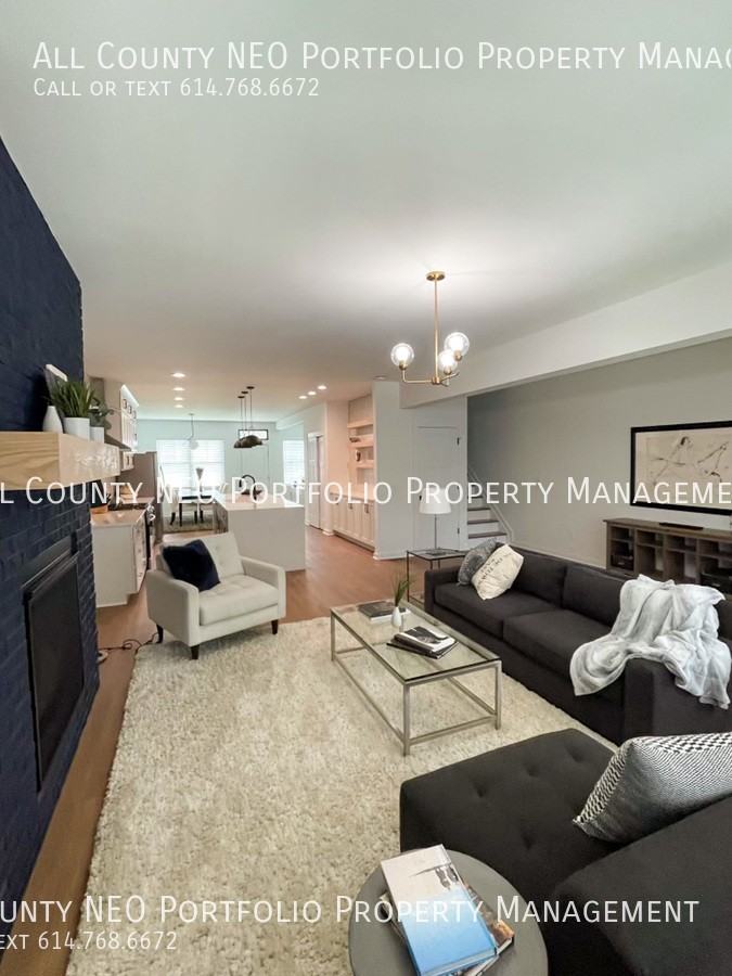 1053 Oak St - Photo 2 of 27