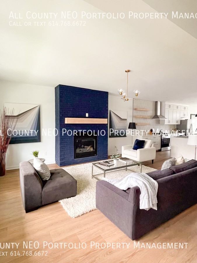 1053 Oak St - Photo 3 of 27