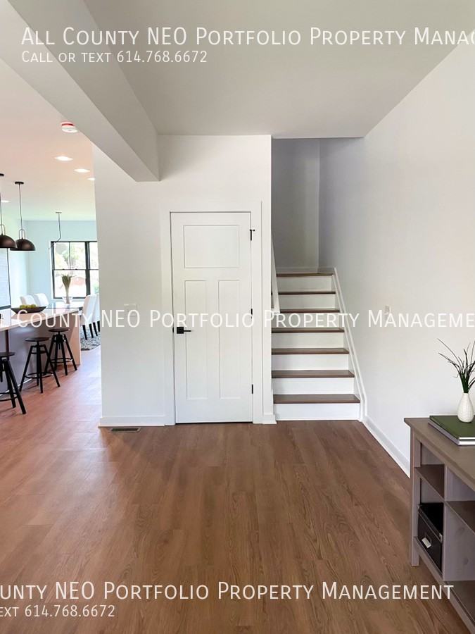 1053 Oak St - Photo 4 of 27