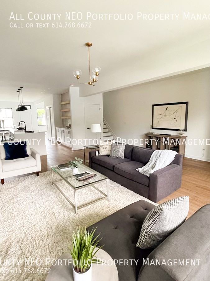 1053 Oak St - Photo 5 of 27