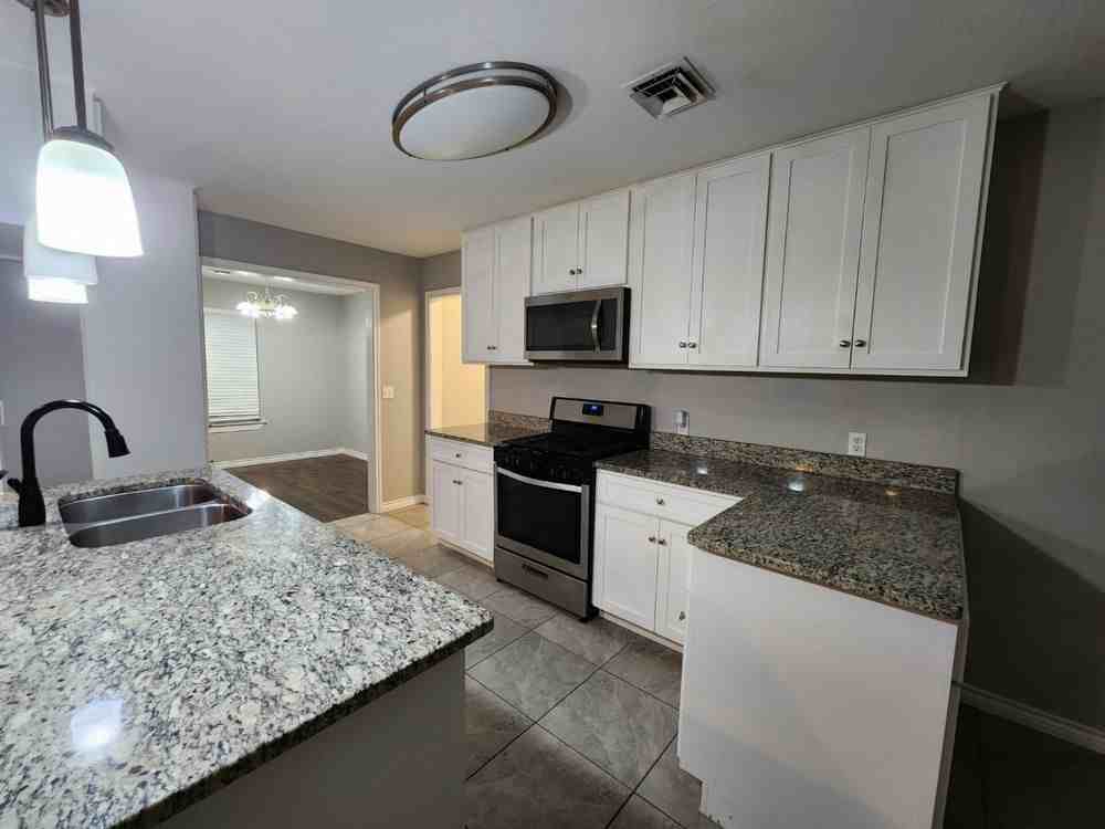 2632 Brookview Dr - Photo 2 of 13