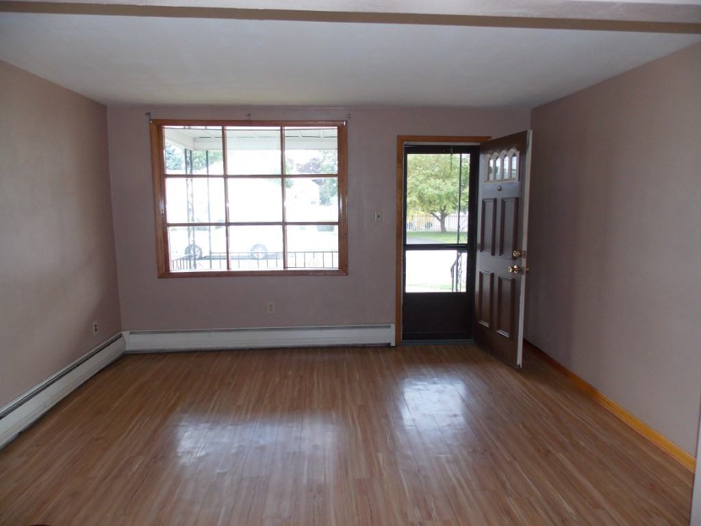 104 Meyers St - Photo 3 of 12