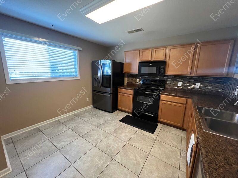 3070 Castlecreek Dr - Photo 3 of 33