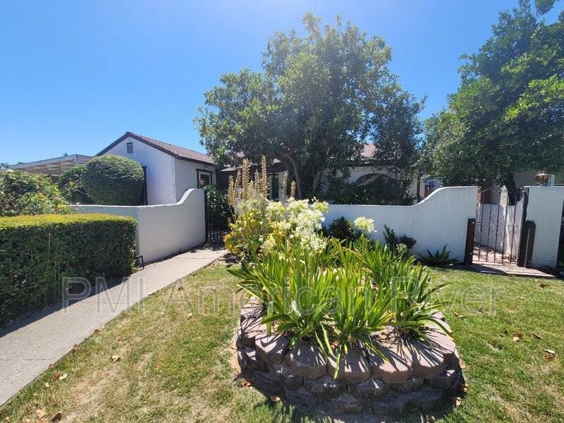 1120 Aidan Ave - Photo 3 of 34