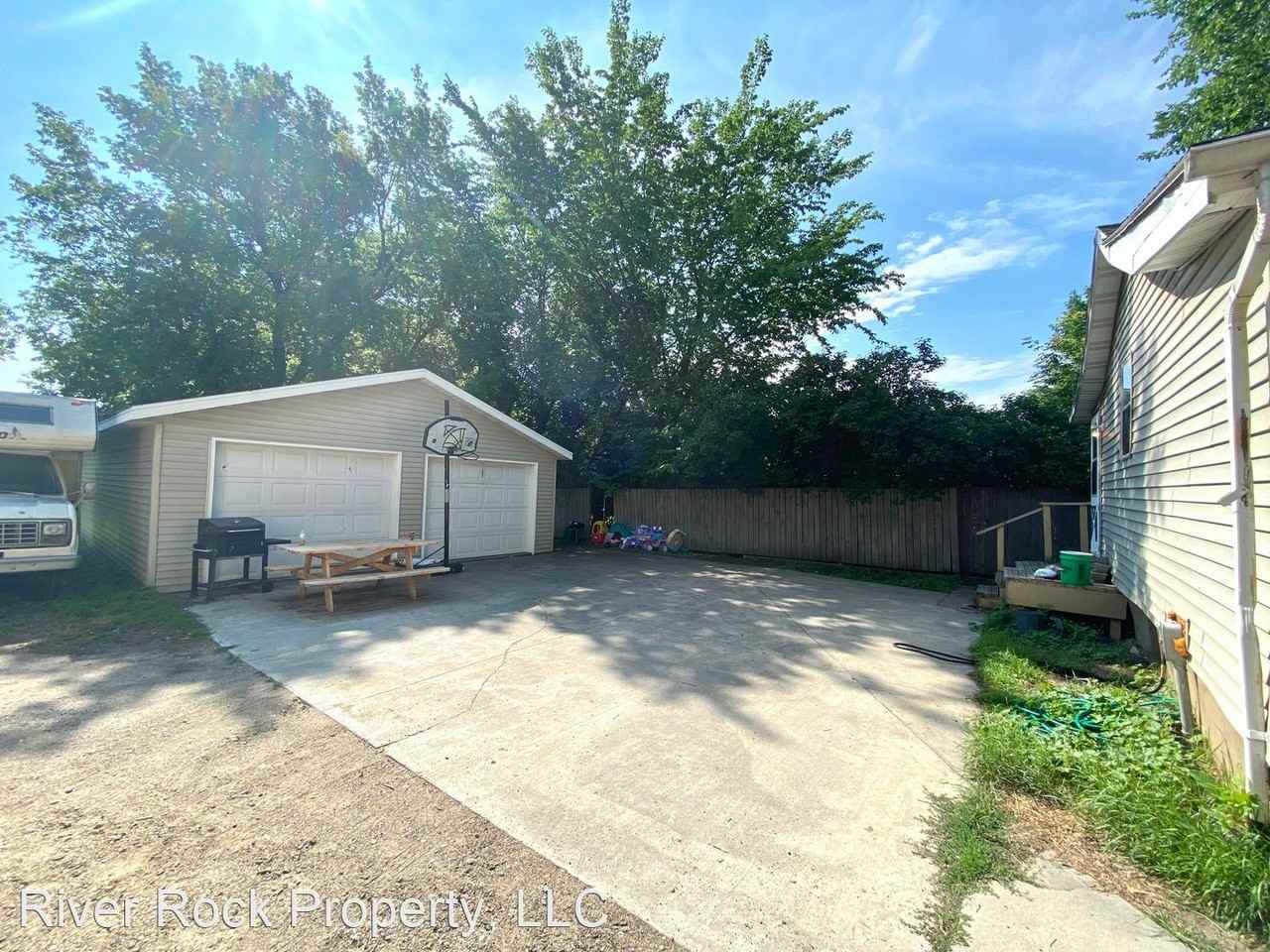 216 10th St N - Photo 2 of 25