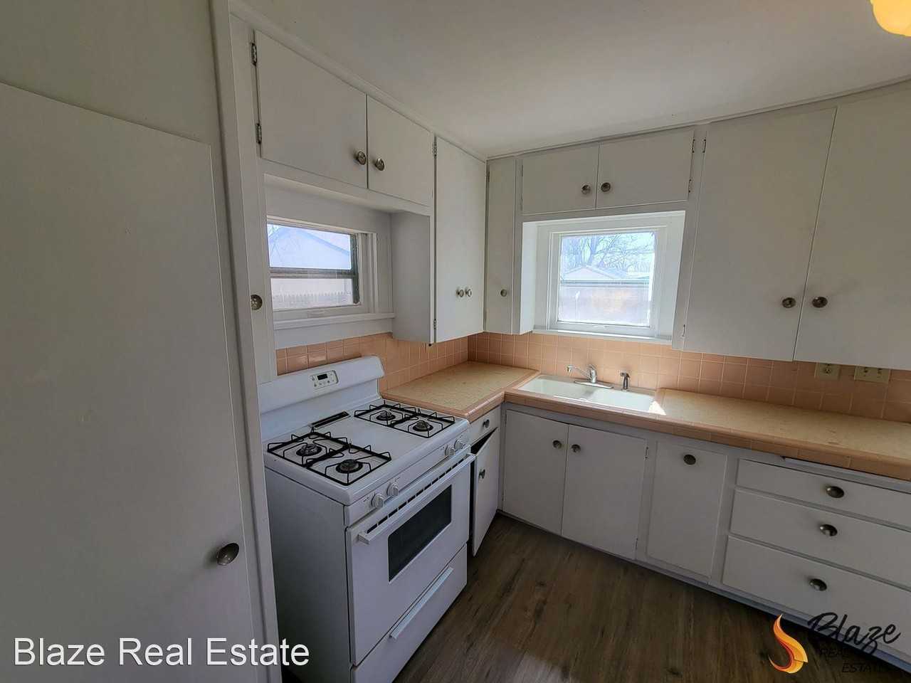 1000 Fisher St - Photo 3 of 13