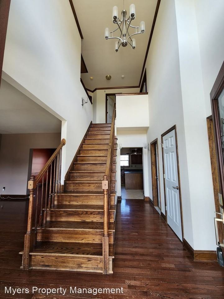 215 Galway Ct - Photo 2 of 10