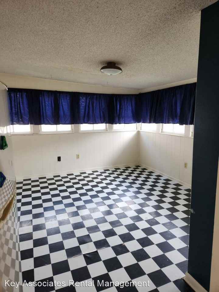 1107 SW 10th - Photo 2 of 5