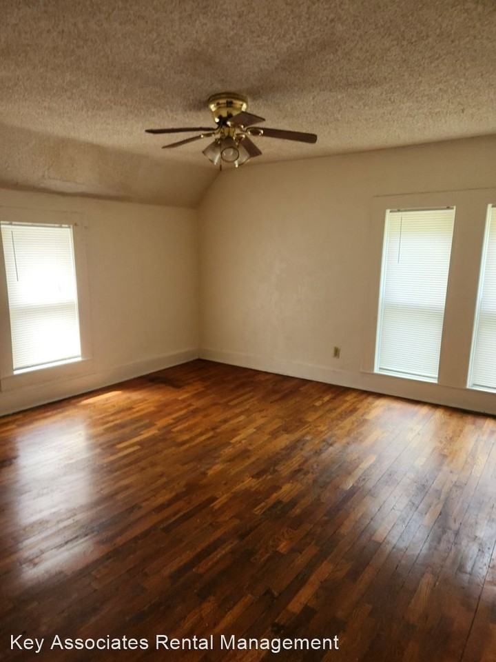 1107 SW 10th - Photo 3 of 5