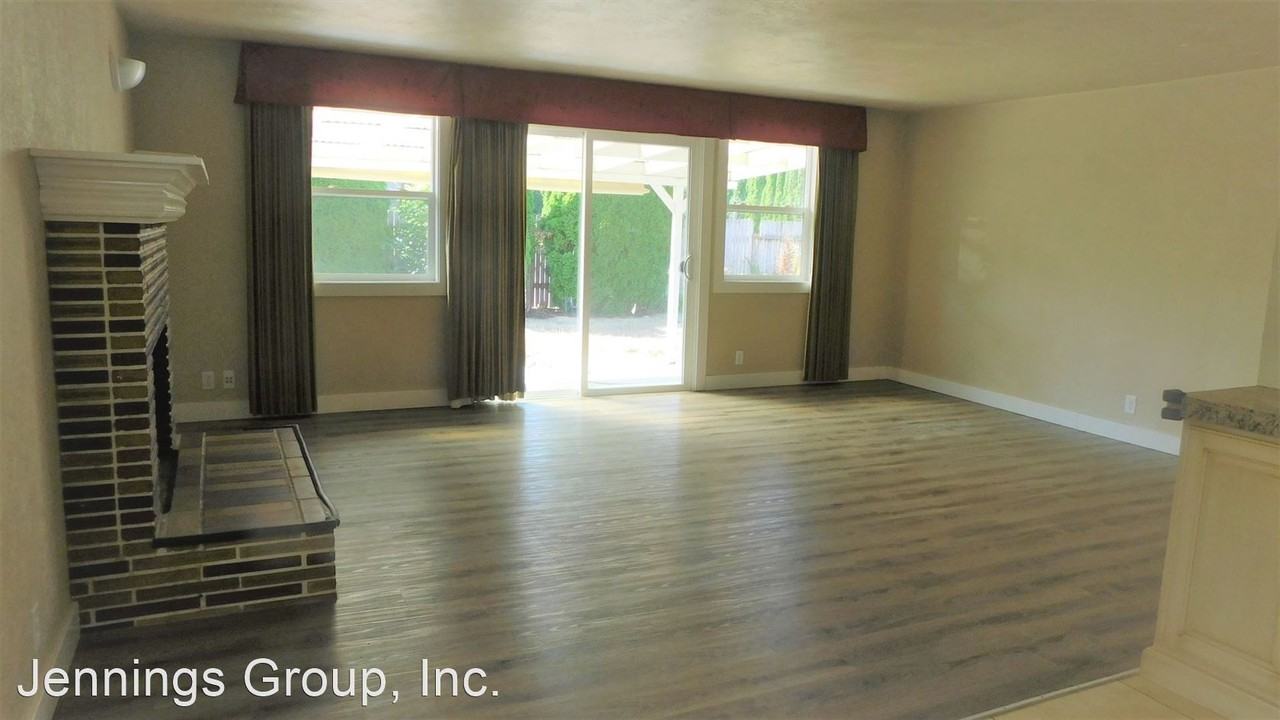 2558 20th St - Photo 2 of 16