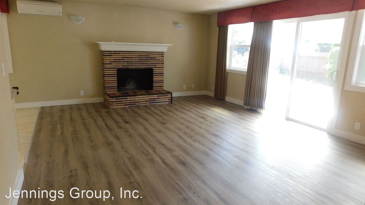 2558 20th St - Photo 3 of 16