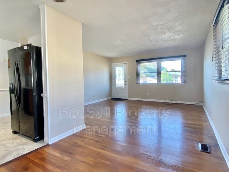 1006 73rd St - Photo 6 of 17