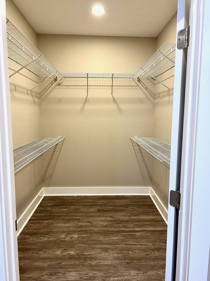 430 W Locust St - Photo 4 of 16