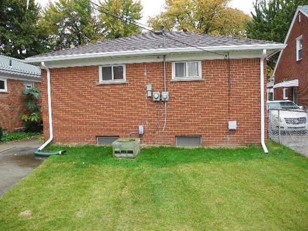 15542 Euclid Ave - Photo 2 of 9