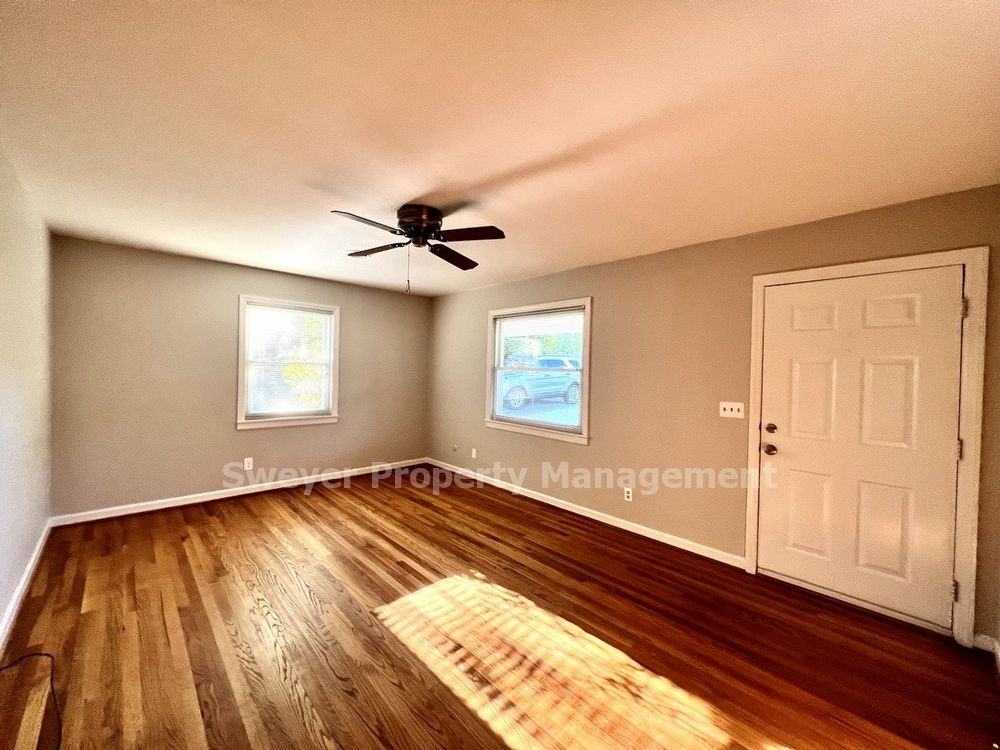 325 Bayshore Dr - Photo 2 of 18