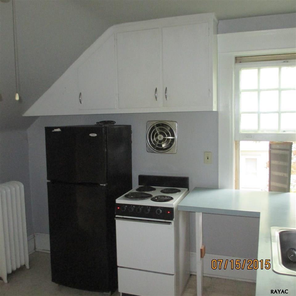 752 S George St - Photo 2 of 7