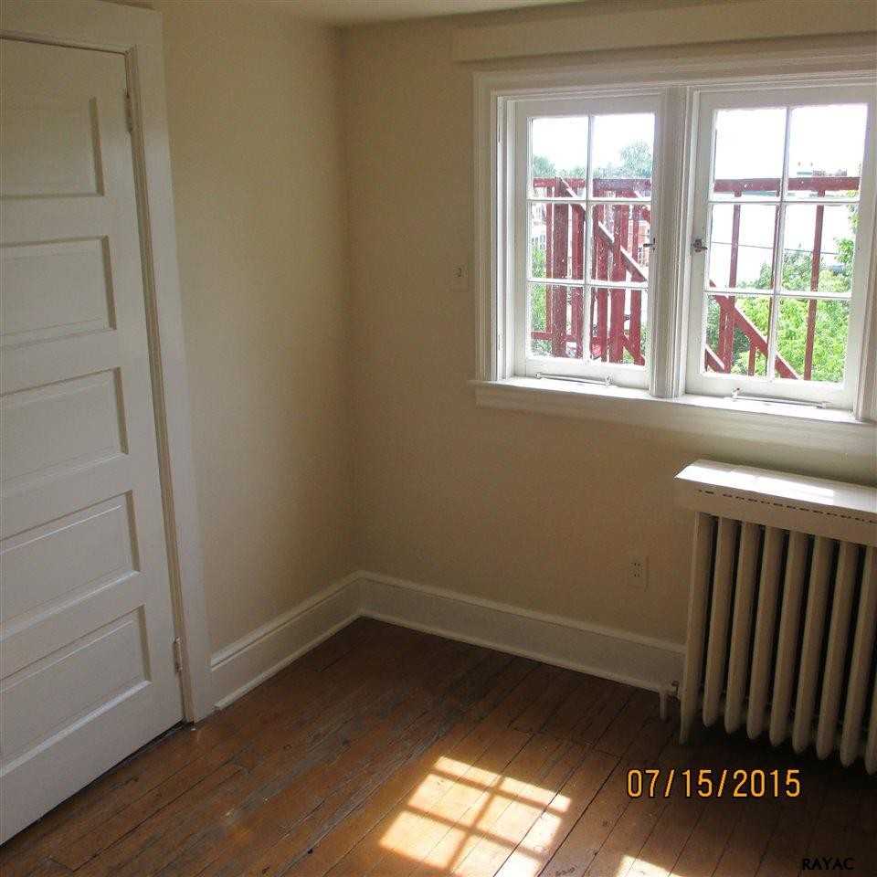 752 S George St - Photo 3 of 7