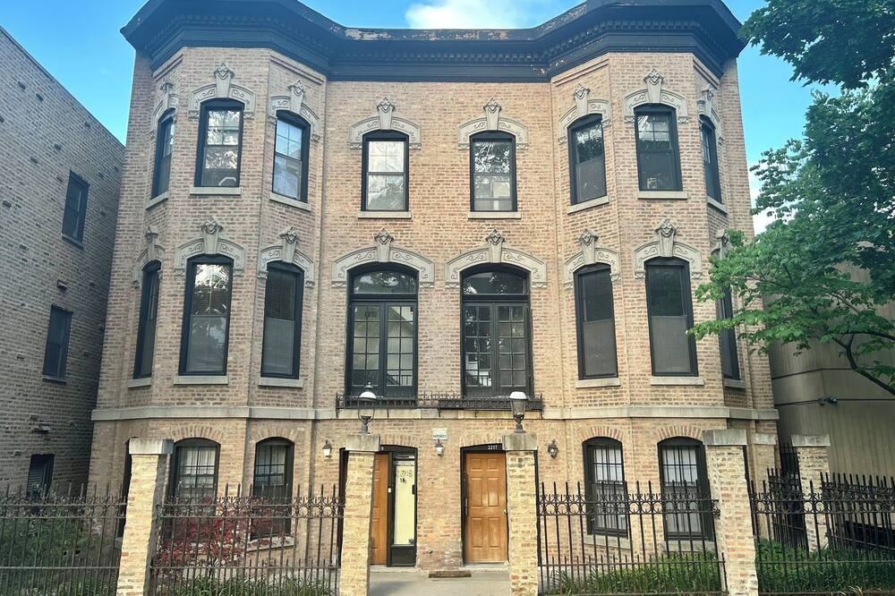 Short Term Rentals In Lincoln Park, IL Apartments & Houses Available