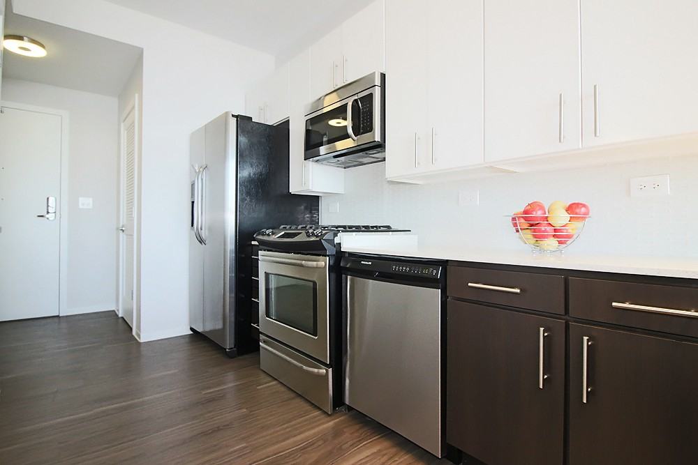 765 W Adams St - Photo 4 of 19