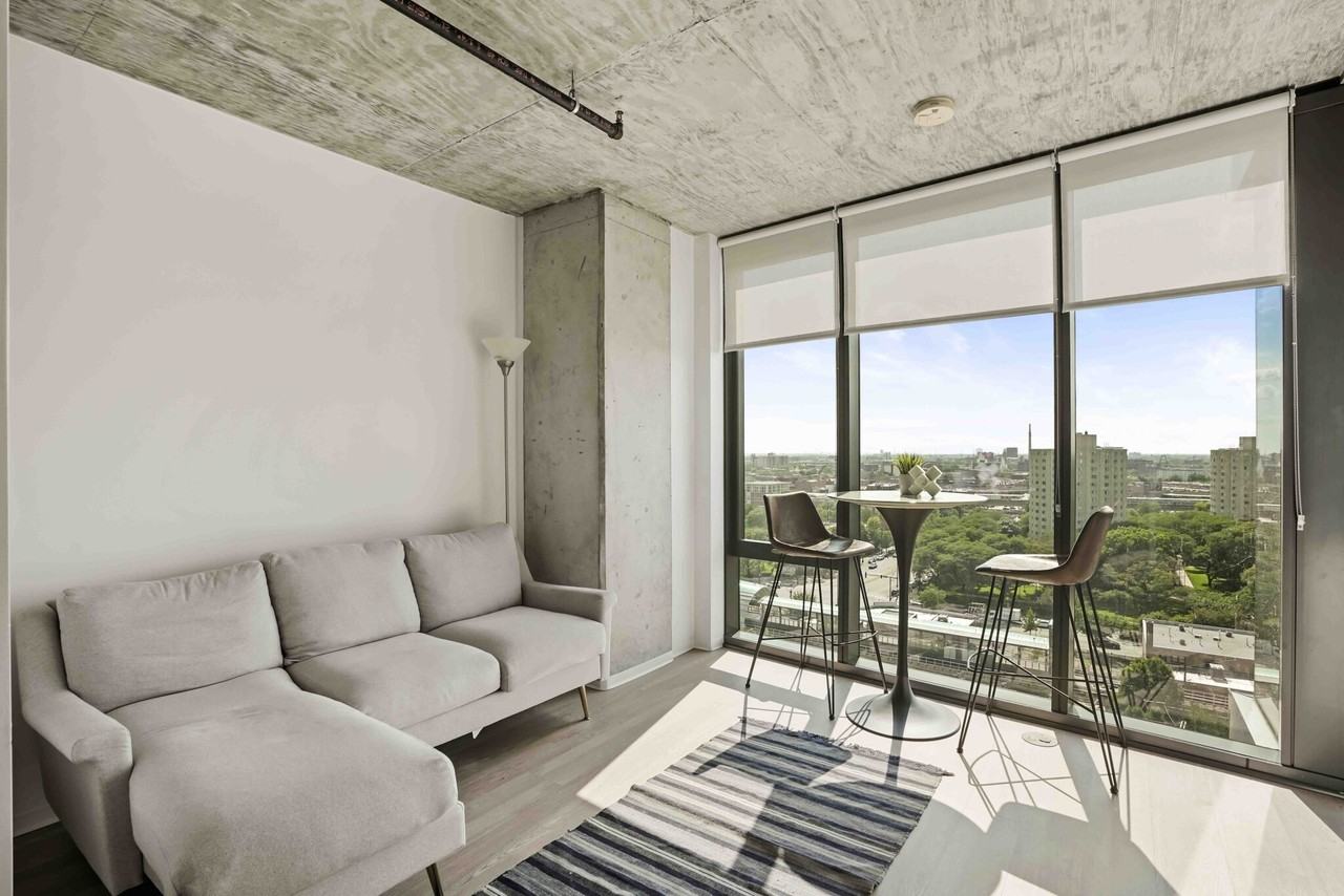 2111 S Wabash Ave - Photo 3 of 25