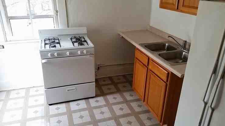 318 W 9th St - Photo 2 of 8