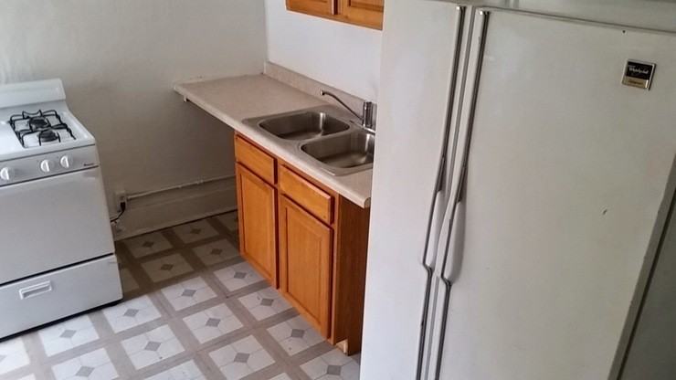 318 W 9th St - Photo 3 of 8