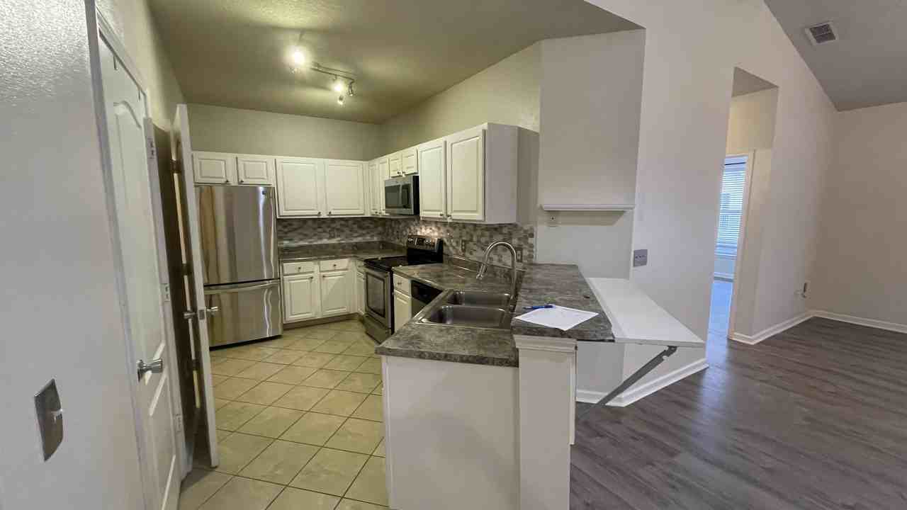 10539 Villa View Cir #10539 - Photo 4 of 35