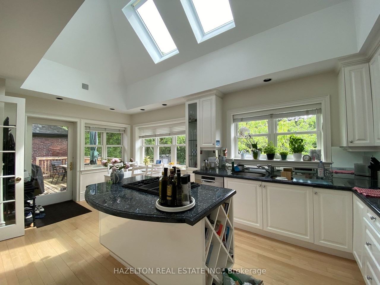 119 Chaplin Crescent - Photo 2 of 26